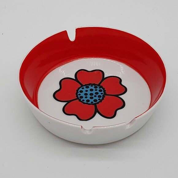Retro Milk Glass Ashtray Red & White Poppy Floral 4.5" Diameter 1" High - Picture 2 of 9